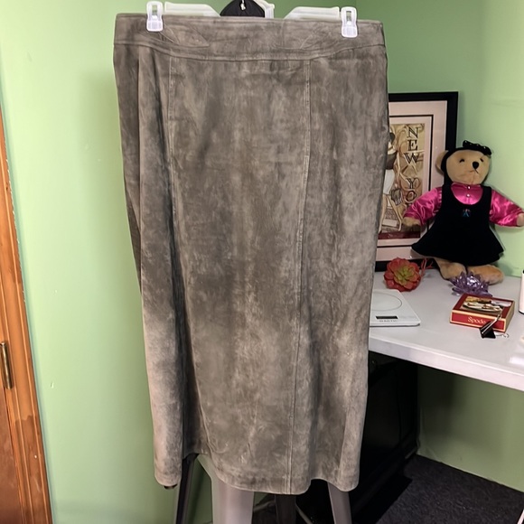 Nancy Bolen Woman’s Suede Jacket and Skirt Set - Picture 5 of 9